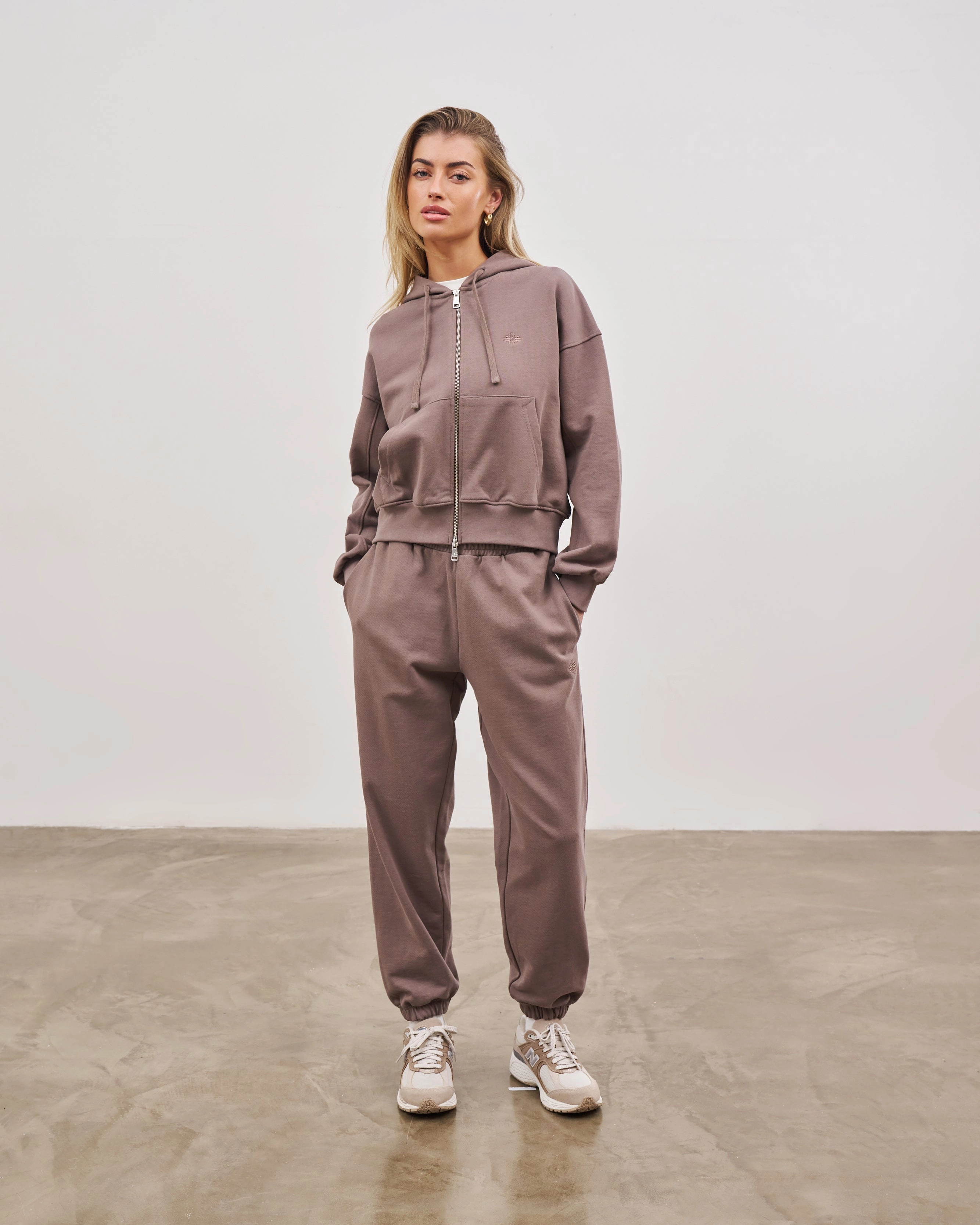 EMBLEM RELAXED JOGGERS - BROWN