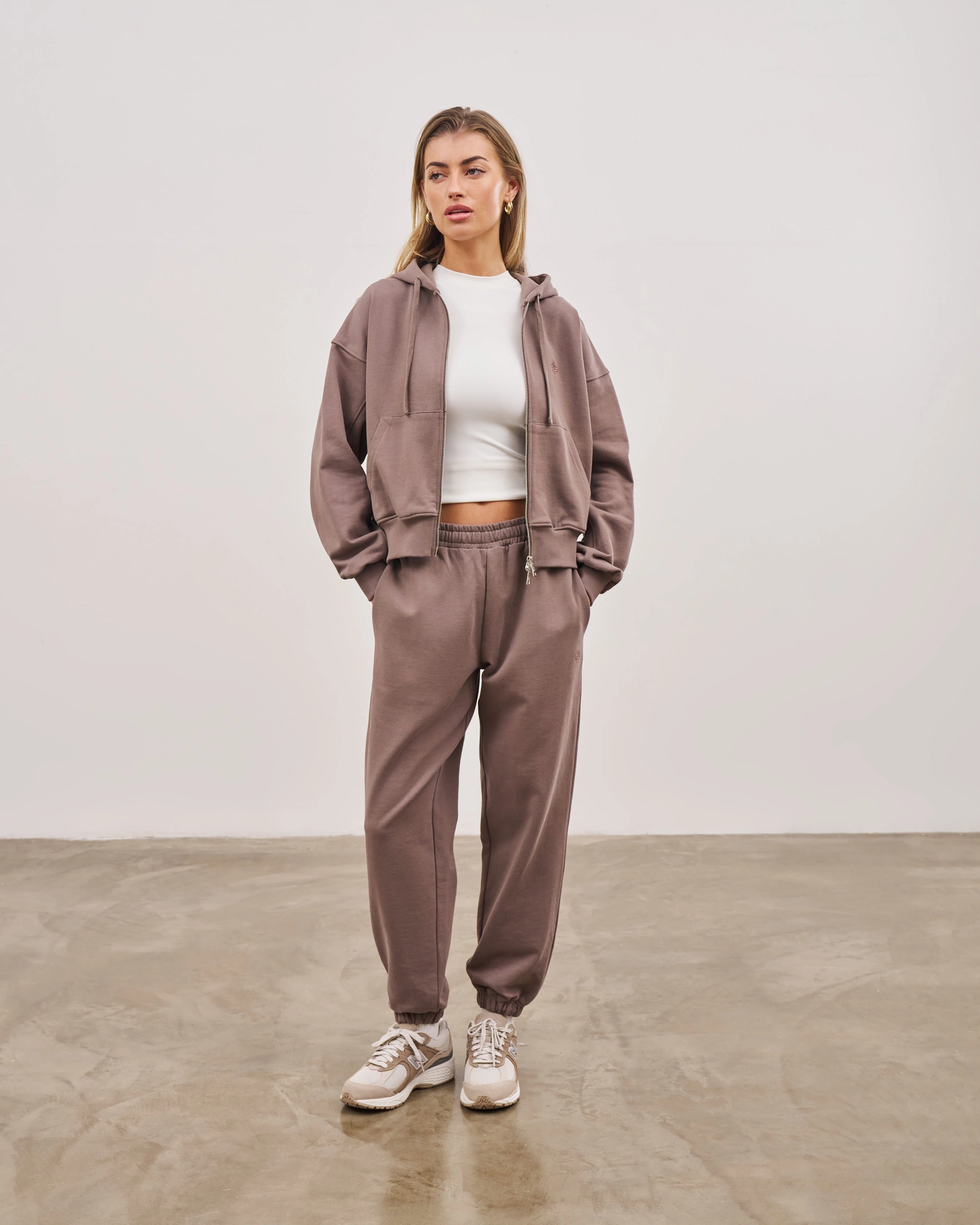 EMBLEM RELAXED JOGGERS - BROWN