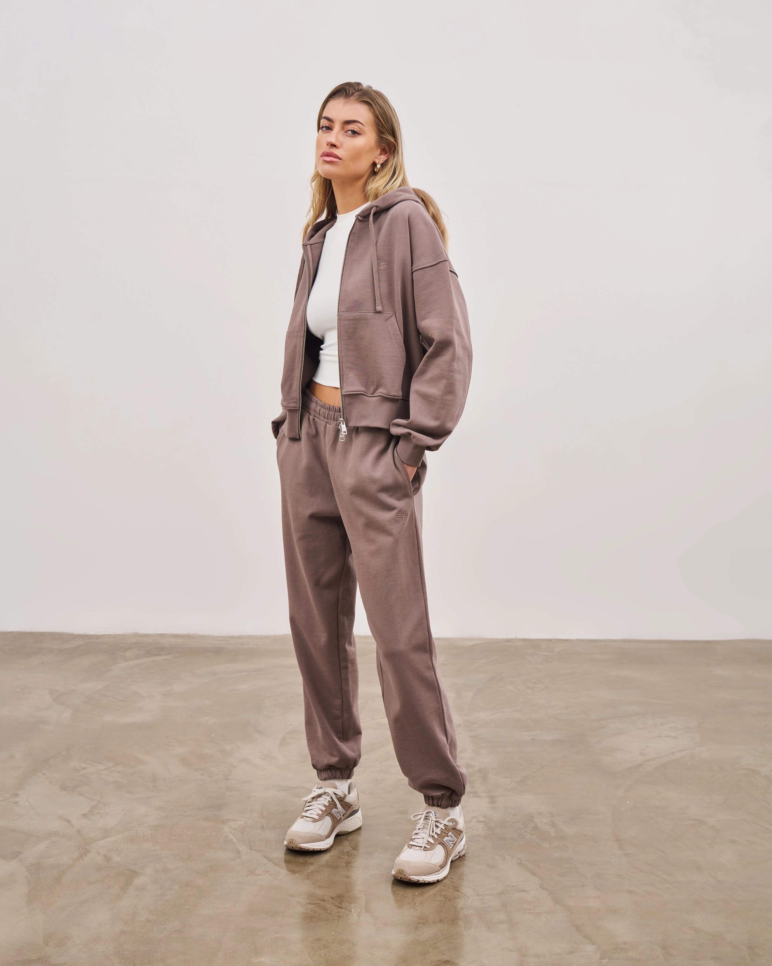 EMBLEM RELAXED JOGGERS - BROWN