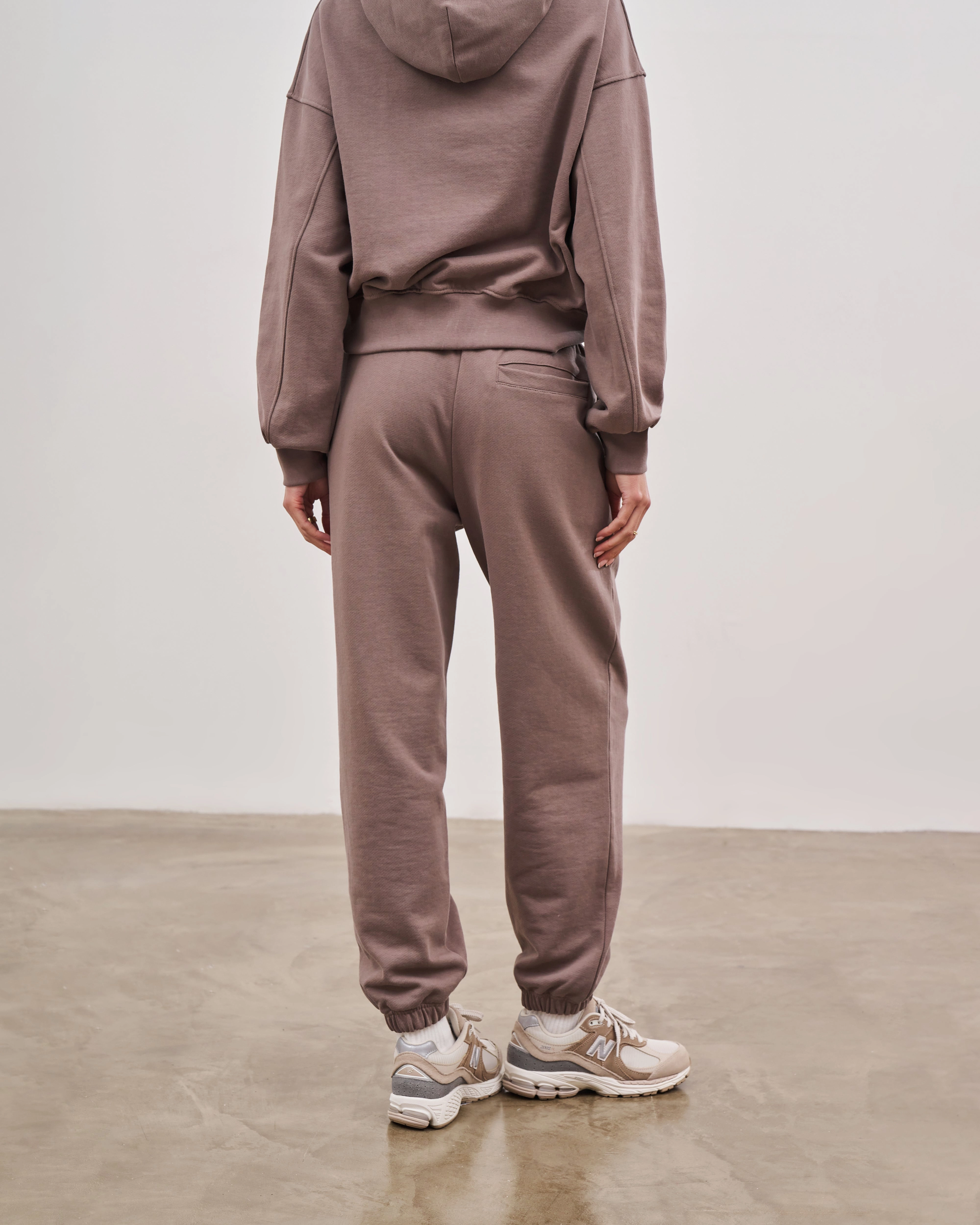 EMBLEM RELAXED JOGGERS - BROWN