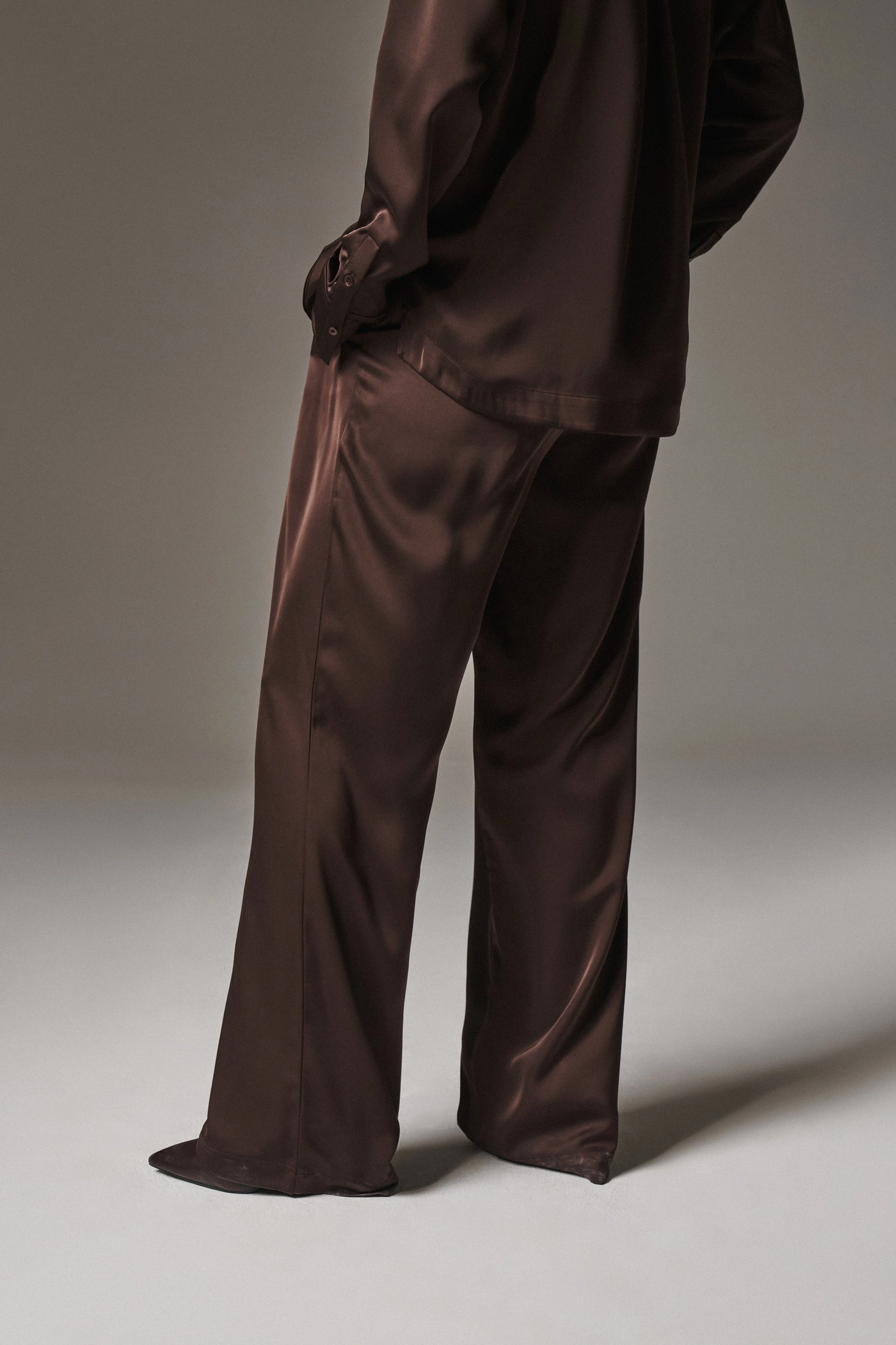 SATIN TAILORED RELAXED TROUSER - DEEP CHOCOLATE